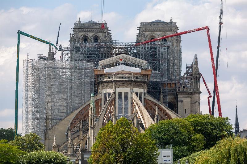 Vue aérienne du vaste chantier de Notre-Dame de Paris avec des grues et des échafaudages massifs 